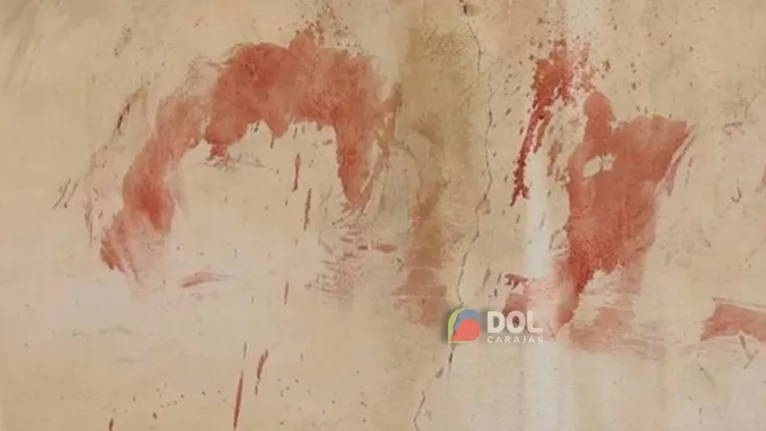 Manchas de sangue pela casa onde ocorreu o crime