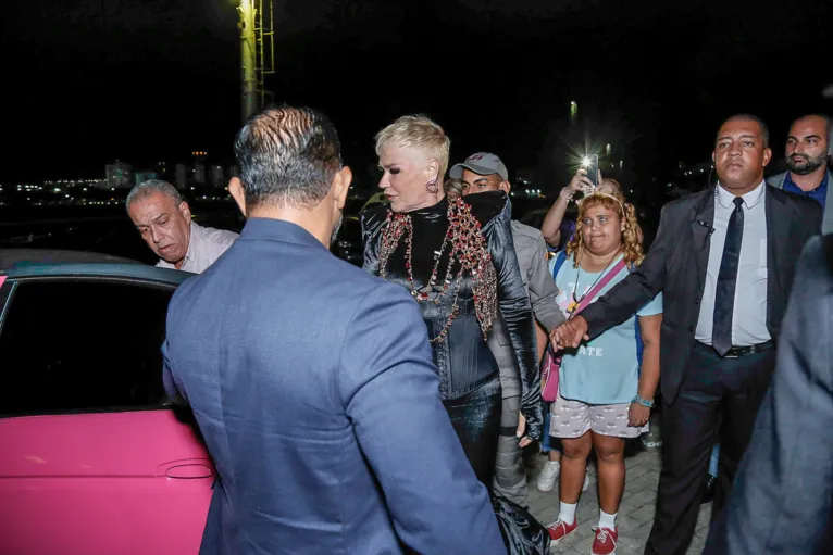Xuxa chegou ao local ao lado de limousine rosa e foi recebida pelos fãs