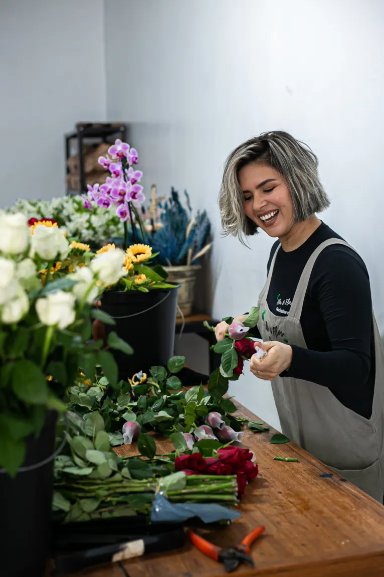 Monique, durante a produção dos buquês