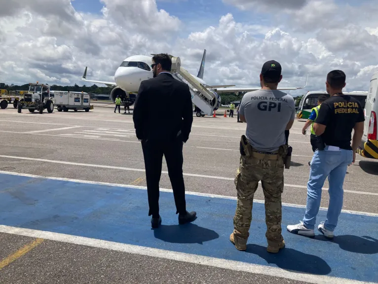 Foragidos são presos dentro de avião no aeroporto de Belém