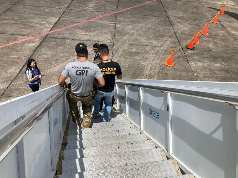 Foragidos são presos dentro de avião no aeroporto de Belém