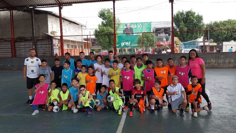 Projeto social de futebol ajuda na formação de crianças