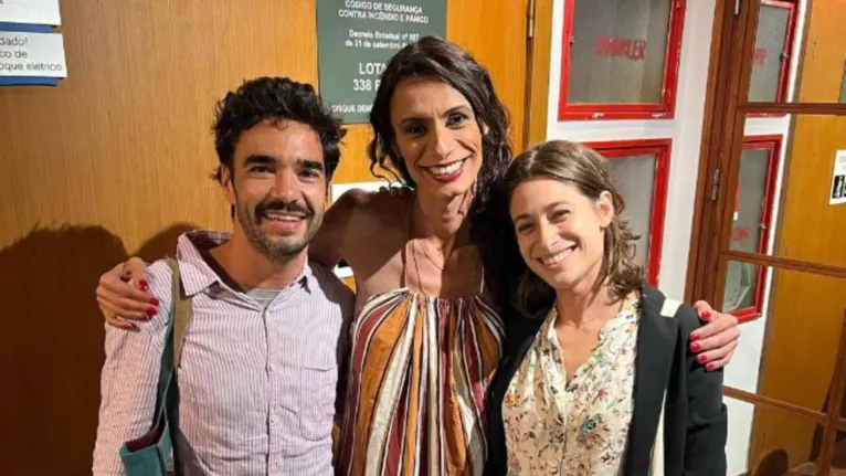 O casal de atores Caio Blat e Luisa Arraes na companhia de Renata Carvalho