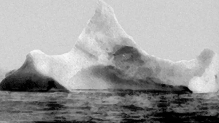 Icerbeg que pode ser o que foi responsável pelo naufrágio do RMS Titanic, tirada pelo capitão De Carteret