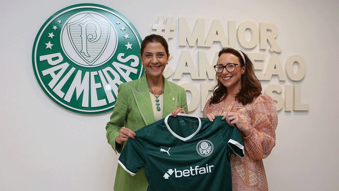 Leila Pereira, presidente do Palmeiras, e Kimberley Daly, diretora de Marketing da Betfair International, durante anúncio da parceria, em 18 de maio de 2022.
