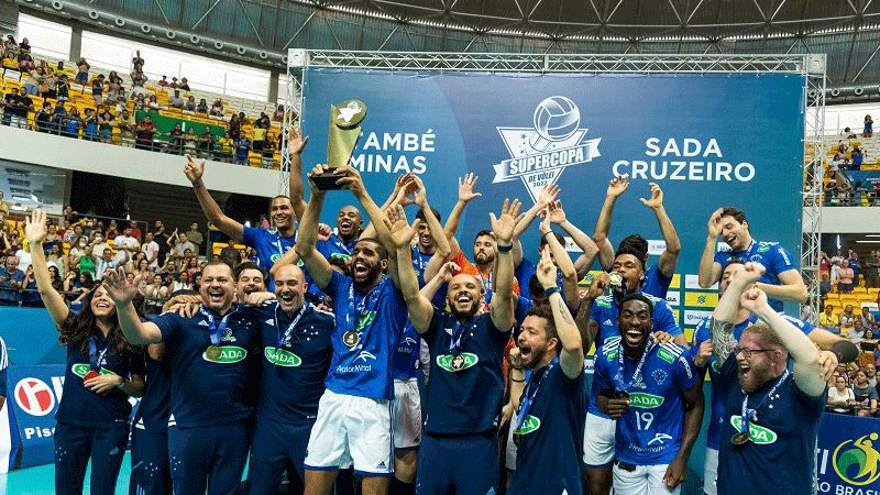 Wallace levanta troféu da Superliga de Vôlei masculino, conquistada pelo Sada Cruzeiro, no último domingo (30).