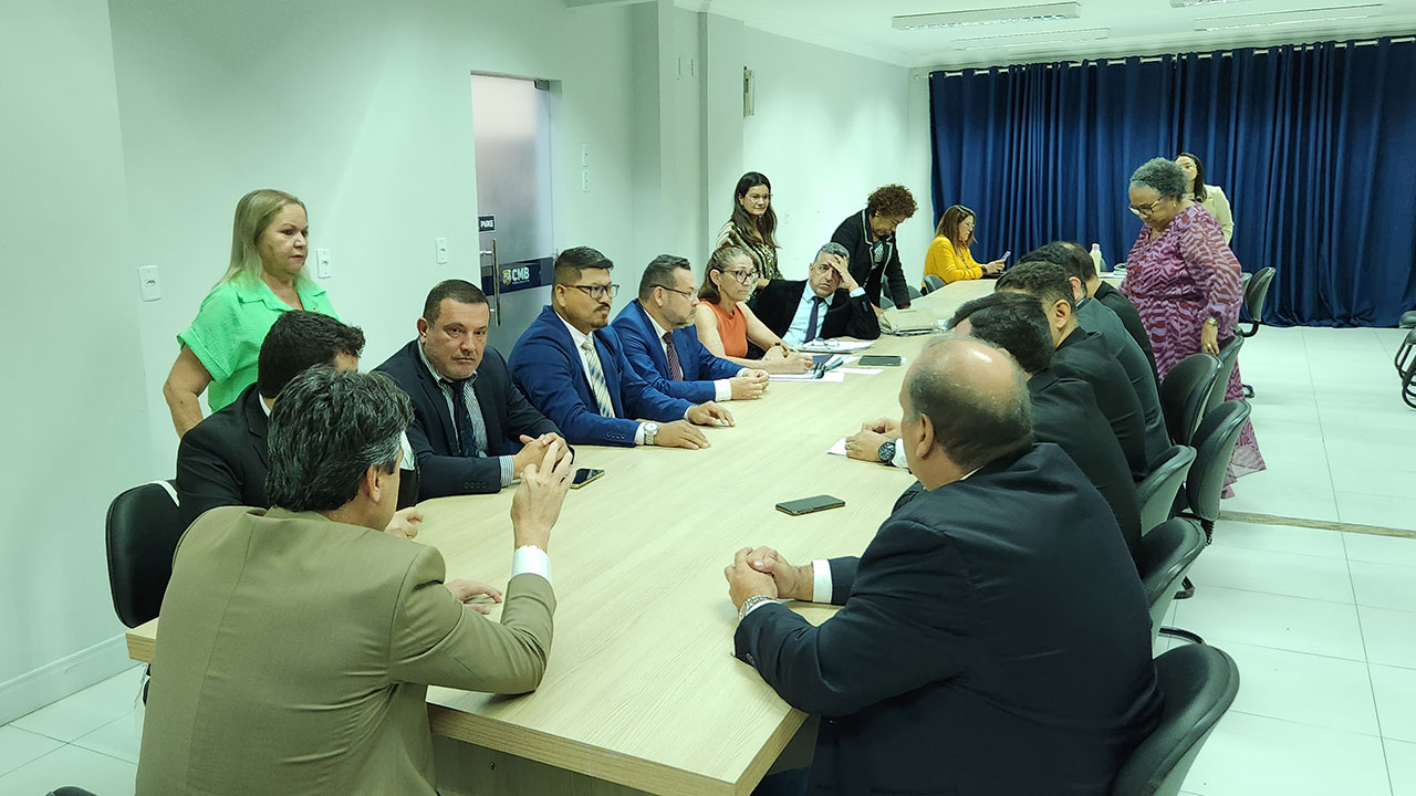 Na sala vip, parlamentares reuniram com o defensor geral do Estado