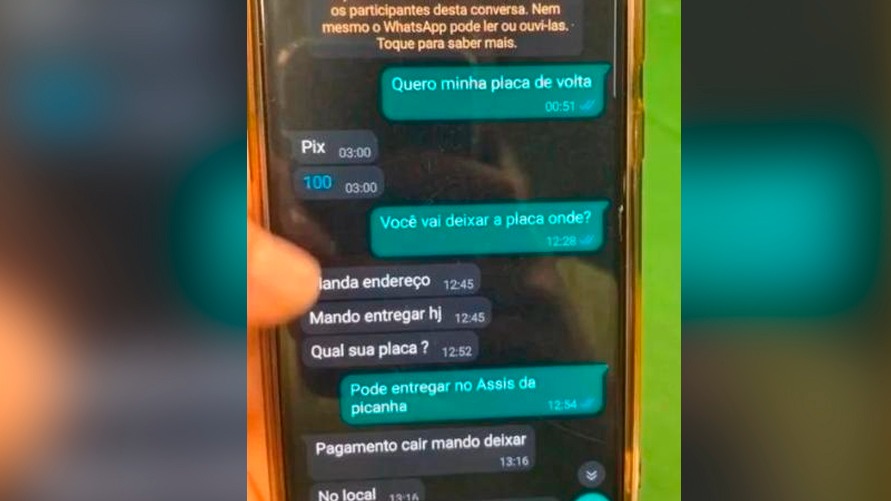 Conversa registrada pelo WhatsApp mostra o suspeito cobrando pra devolver a placa
