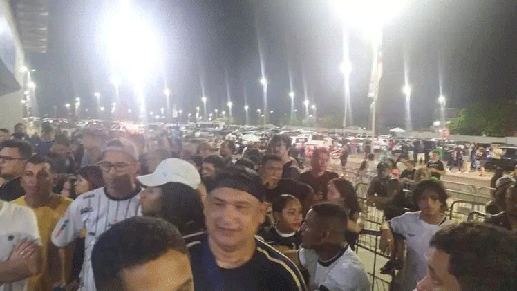 Torcedores formaram fila em frente aos portões do Mangueirão na esperança de entrar no estádio mesmo após o início da partida.