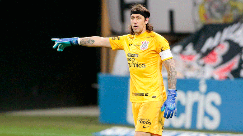 Ídolo do clube, Cássio defende permanência de Fernando Lázaro no comando do Corinthians.