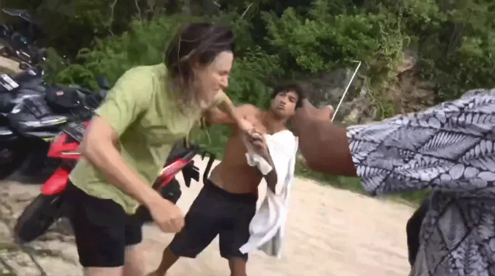 As agressões, que começaram na água, continuaram quando os dois já estava na praia.