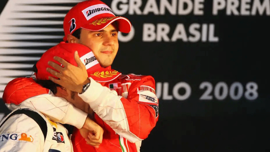 Felipe Massa abraça Fernando Alonso, após vitória no GP de Interlagos, em 2008.