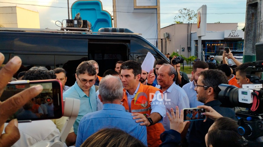 Governador no momento em que chegou ao abrigo da Praça Paulo Marabá, na Marabá Pioneira