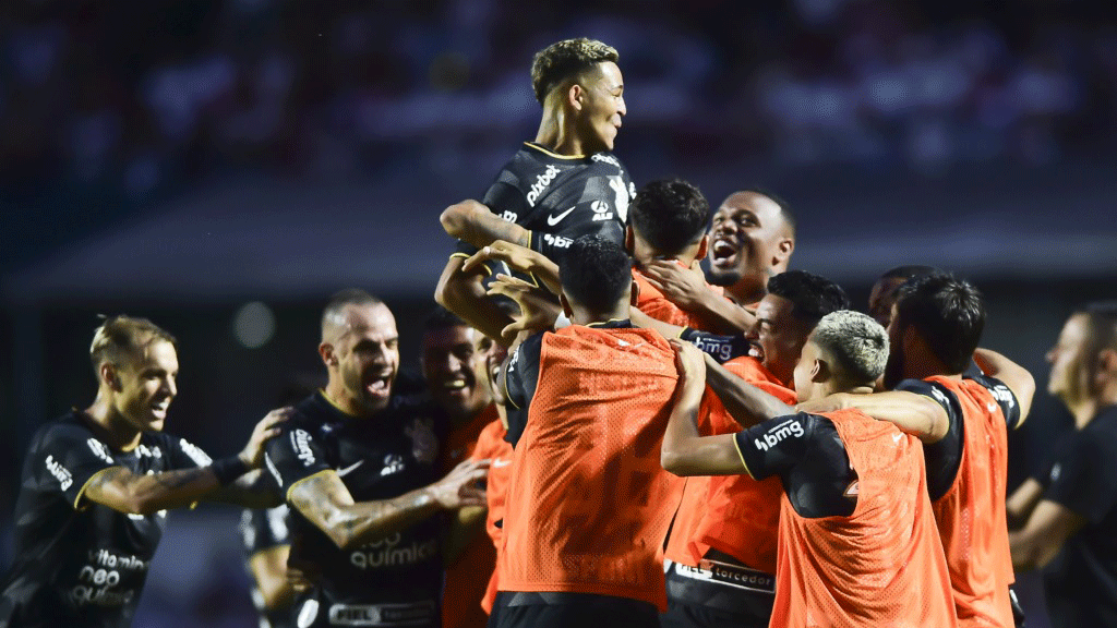 Adson comemora um dos gols da vitória por 2 a 1 sobre o São Paulo, no Morumbi, pelo Paulistão. Até a quinta-feira passada (6), esse era o único triunfo fora de casa do Timão em 2023.