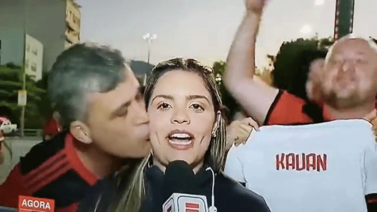 Momento em que o tocedor do Flamengo beijou o rosto da repórter Jéssica Dias sem o concentimento dela, O que configura o ciime de importunação sexual.