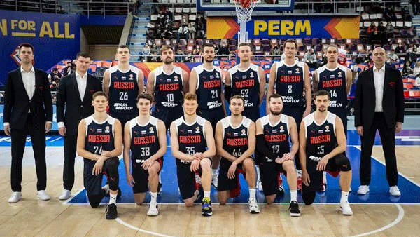 Seleção russa de basquete antes da vitória contra a Holanda, em Perm, a 2.000 km da Ucrânia. Partida válida pelas eliminatórias da Copa do Mundo da modalidade foi disputada em fevereiro de 2022.