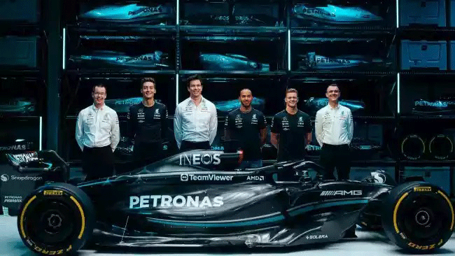 Lewis Hamilton e George Hussel, no lançamento do modelo Mercedes-AMG F1 W14, para  temporada 2023 da Fórmula 1.