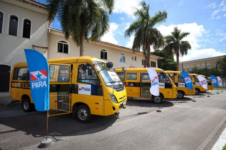 Os veículos são do tipo “Urbano Escolar Acessível” e cada um tem capacidade para transportar até 29 alunos sentados, com acessibilidade para Pessoas com Deficiência (PcD)