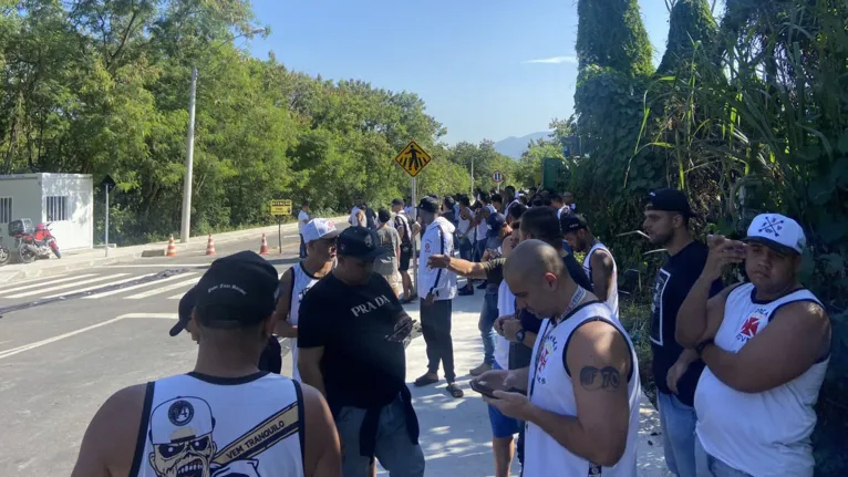 Torcedores do Vasco se reúnem para protestar em frente ao CT do clube.