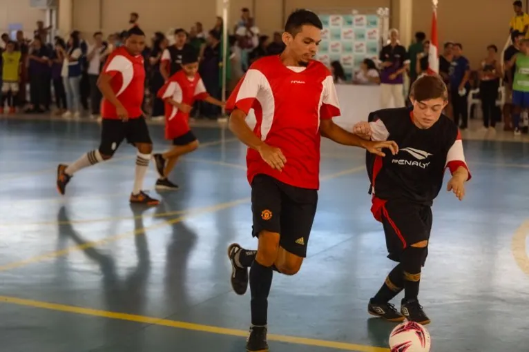 A olimpíada conta as modalidades vôlei sentado, futsal e basquete de cadeiras de rodas.