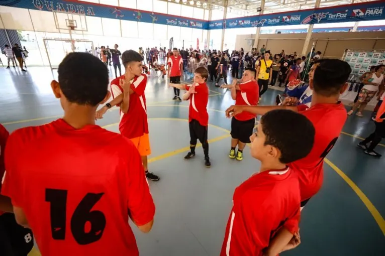 A olimpíada conta as modalidades vôlei sentado, futsal e basquete de cadeiras de rodas.