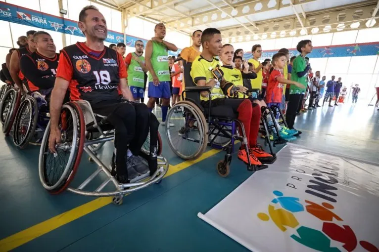 A olimpíada conta as modalidades vôlei sentado, futsal e basquete de cadeiras de rodas.