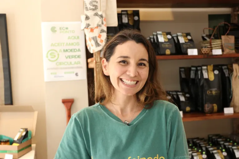 Liane Dias, proprietária da Bem Cafeinado, tem consciência do seu papel ambiental e de que pequenas mudanças geram grandes transformações.