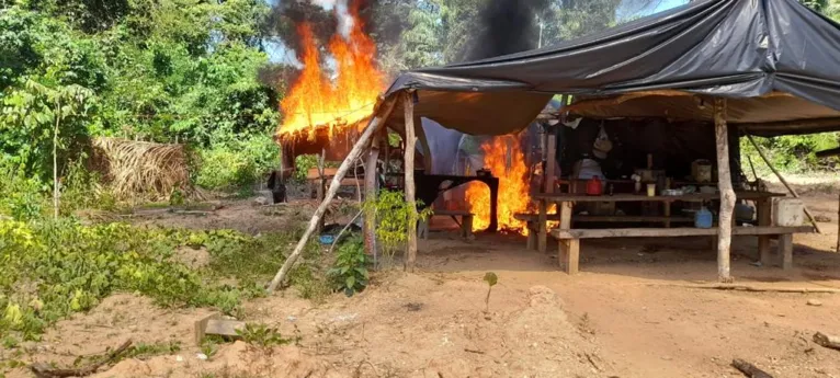 As equipes desmobilizaram acampamentos e estruturas de apoio dos garimpos