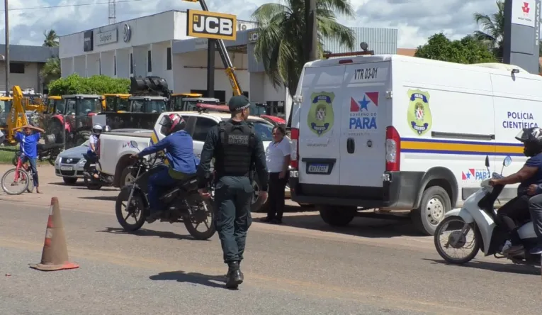 Policiais militares estiveram ajudando a controlar o trânsito