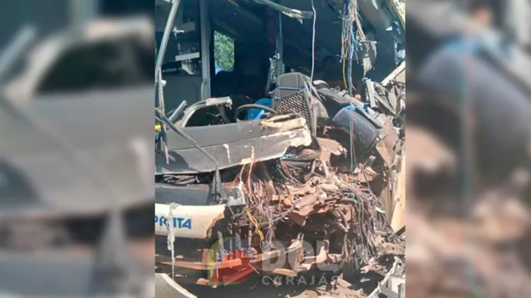 O choque foi tão violento que a frente e parte do ônibus ficaram destruídas.