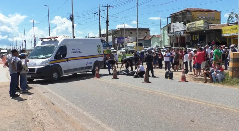 Momento em que equipe da Polícia Científica realiza a perícia