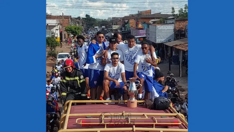 Jogadores com a taça de campeão