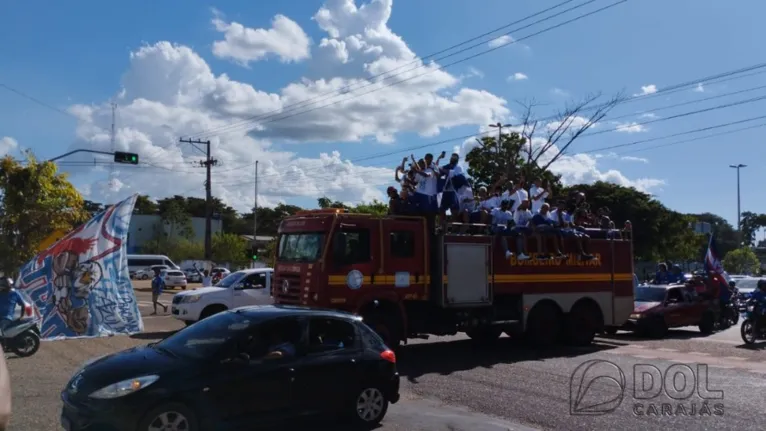 Carros e motos acompanham o desfile pelas ruas da cidade