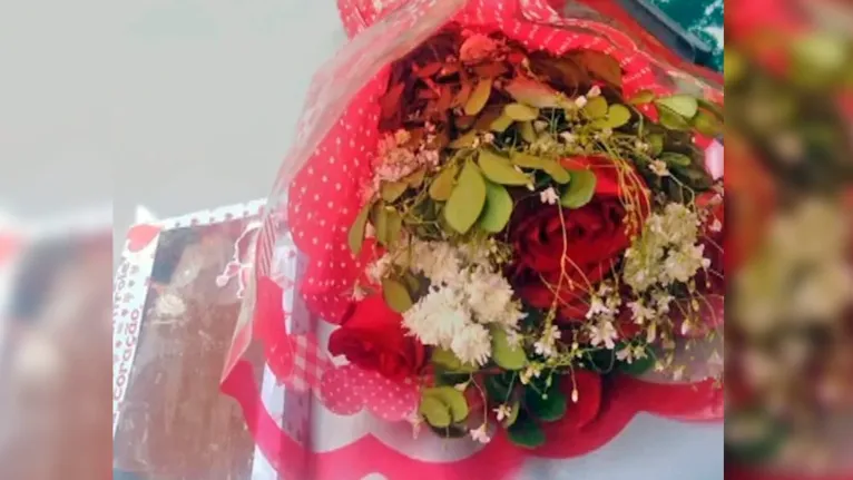 Além dos bombons, a mulher recebeu um buquê de flores