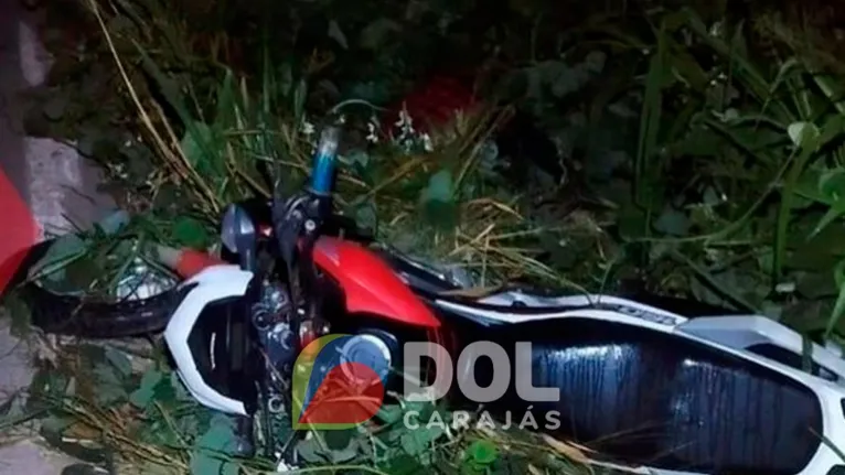 A moto que o jovem provavelmente pilotava foi encontrada um pouco mais dentro da mata