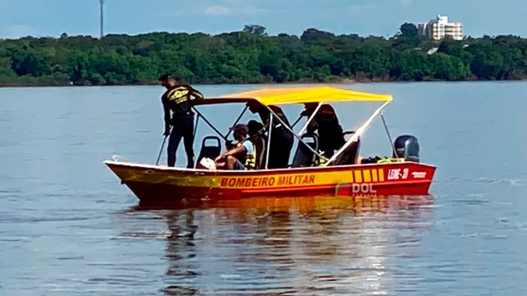 Mergulhares profissionais buscam localizar a criança