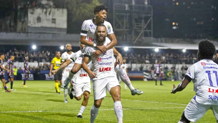 Betão fez um golaço e levantou a taça de campeão paraense