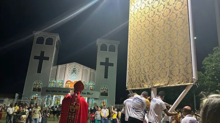 Bispo Dom Vital Corbellini apresentou o cartaz a comunidade