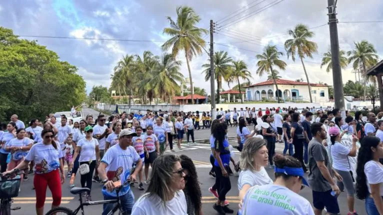 Caminhada fala sobre descarte de lixo nas praias de Salinas