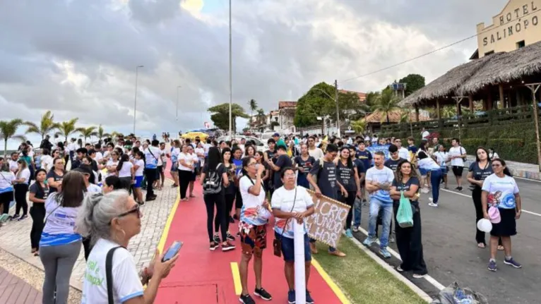 Caminhada fala sobre descarte de lixo nas praias de Salinas