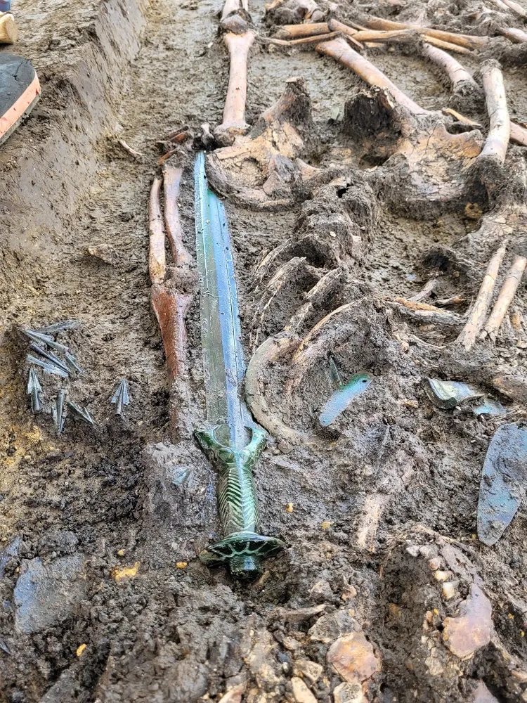 Arma da Idade do Bronze foi encontrada em uma sepultura contendo os restos mortais de um homem, uma mulher e uma criança.