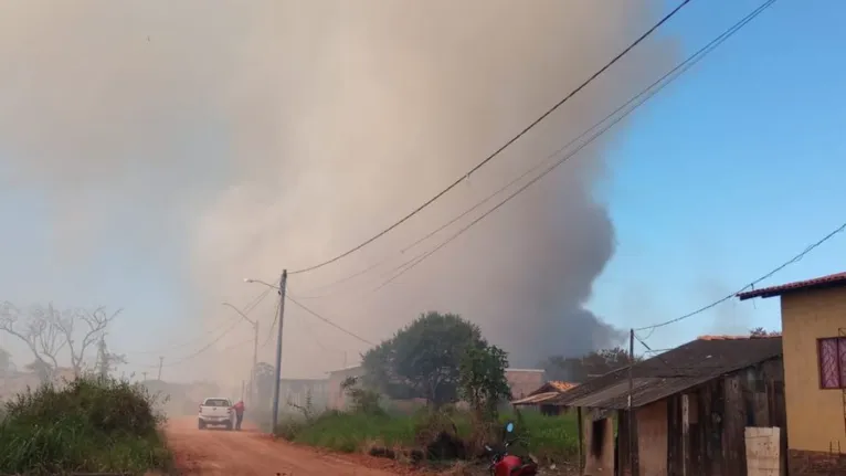 Fumaça era vista de longe na tarde desta terça-feira (18)