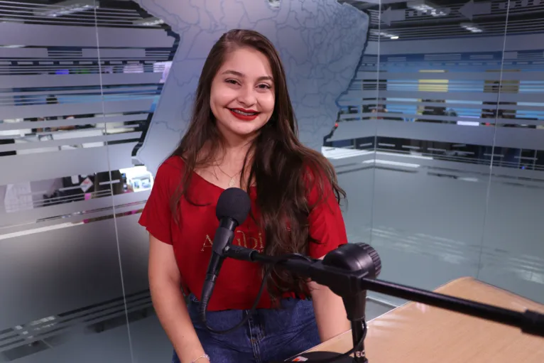Kyanni Suzuki durante a gravação do podcast DOLDelas sobre o poder da feminilidade.