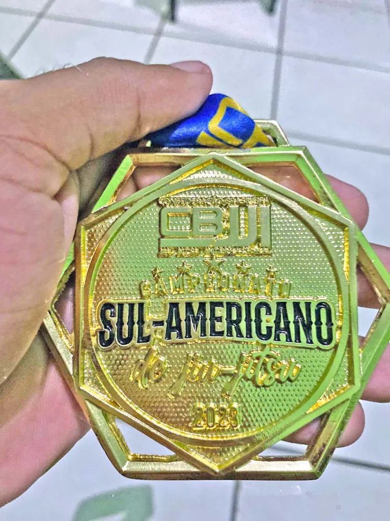 Netto exibe com orgulho a medalha de campeão