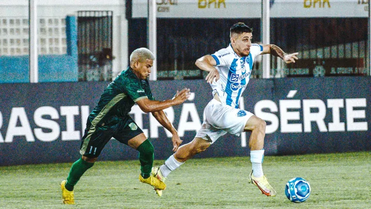 João Vieira falhou no segundo gol, mas fez uma boa partida improvisado
