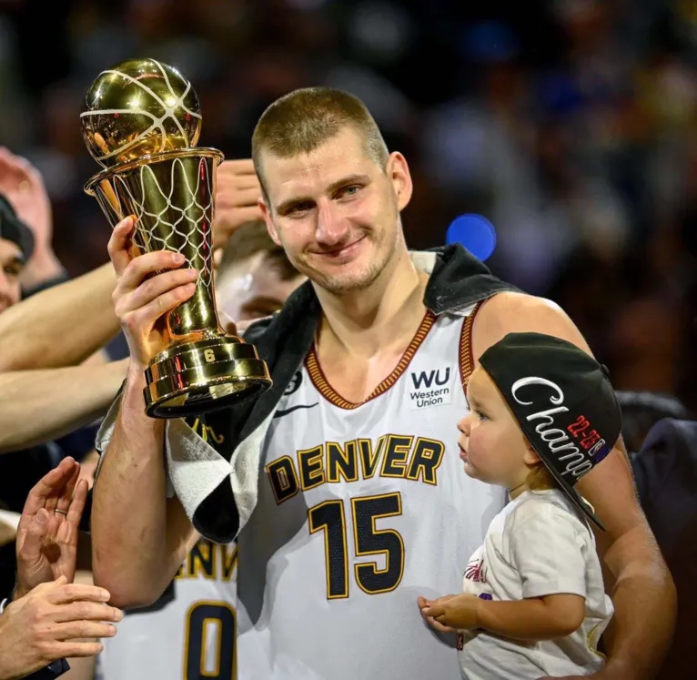 Ele é simples, ele é romântico, ele é fazendeiro. Ele é Nikola Jokic