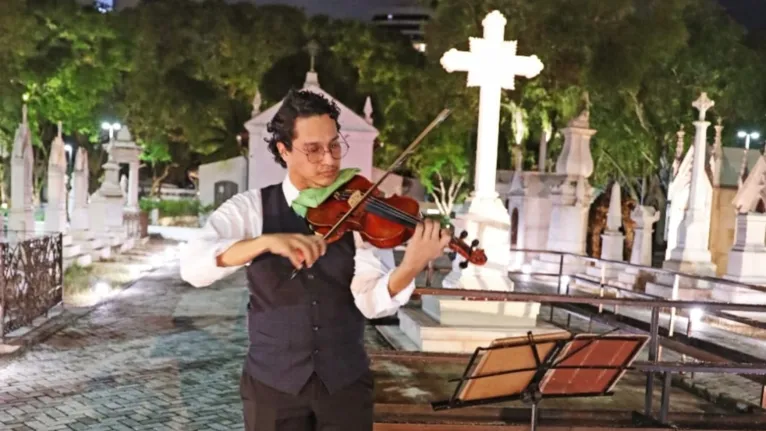 Música e poesia gótica foram apresentadas no Parque Cemitério da Soledade.