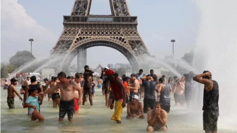 Em Paris, população se refresca em fonte próxmo a Torre Eiffel