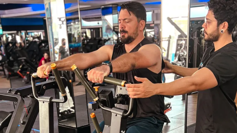 O Personal Trainer Rodrigo Santos dá dicas de exercícios para esse verão.