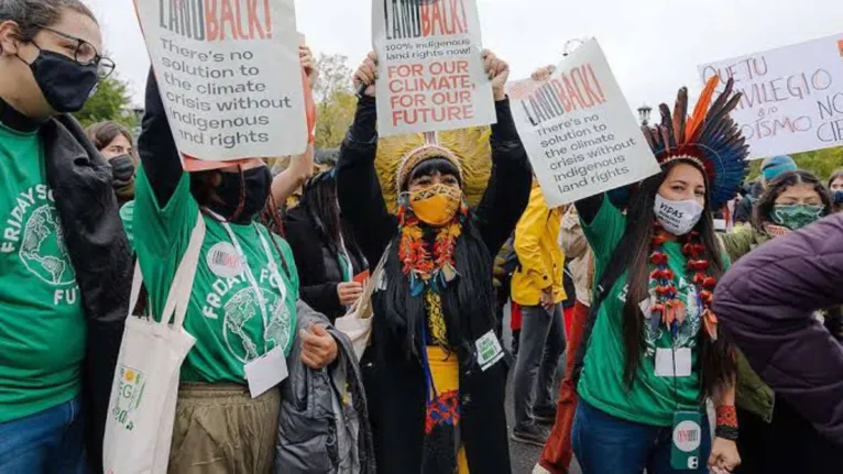 Manifestação do Fridays for Future e lideranças indígenas durante a COP26, que ocorreu em Glasgow, na Escócia, em 2021.